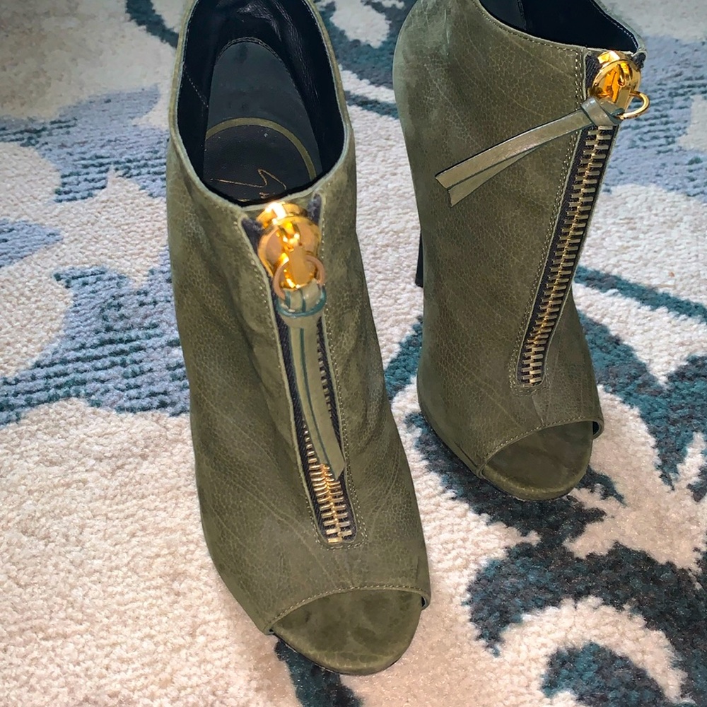 Giuseppe Zanotti sexy booties.  Heavy duty gold zippers. Beautiful olive green